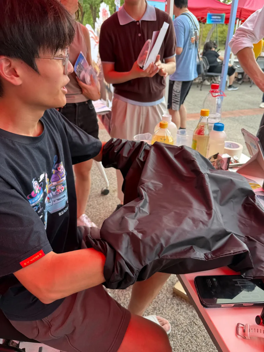 双手伸入暗袋进行避光装片