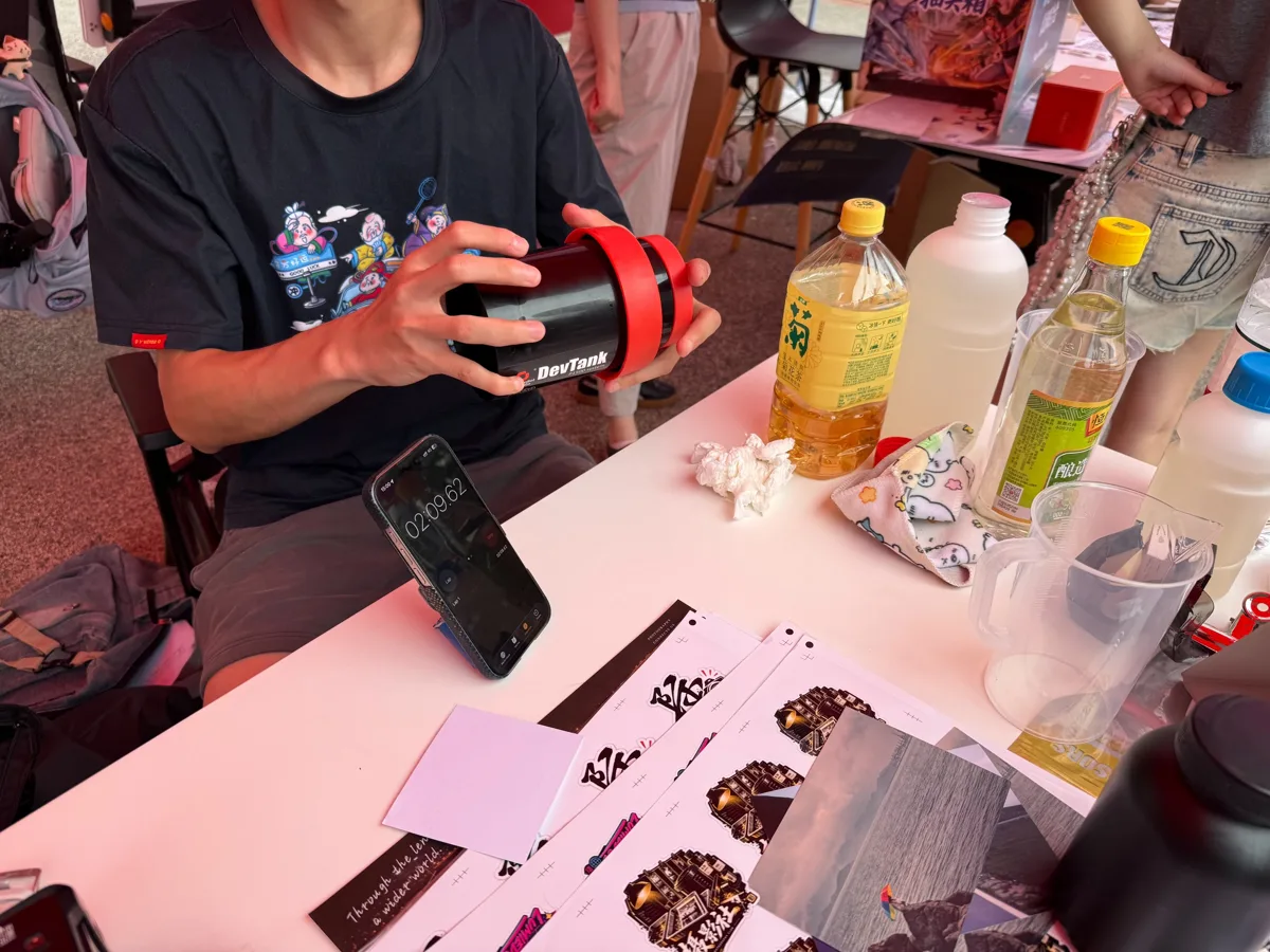 桌前手持冲洗罐，旁边的手机记录时间