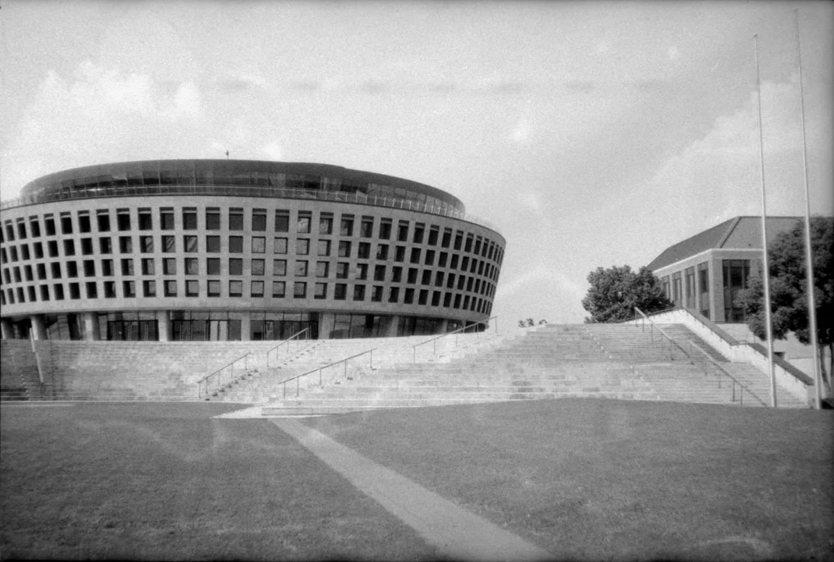 圆弧形建筑与前方步道