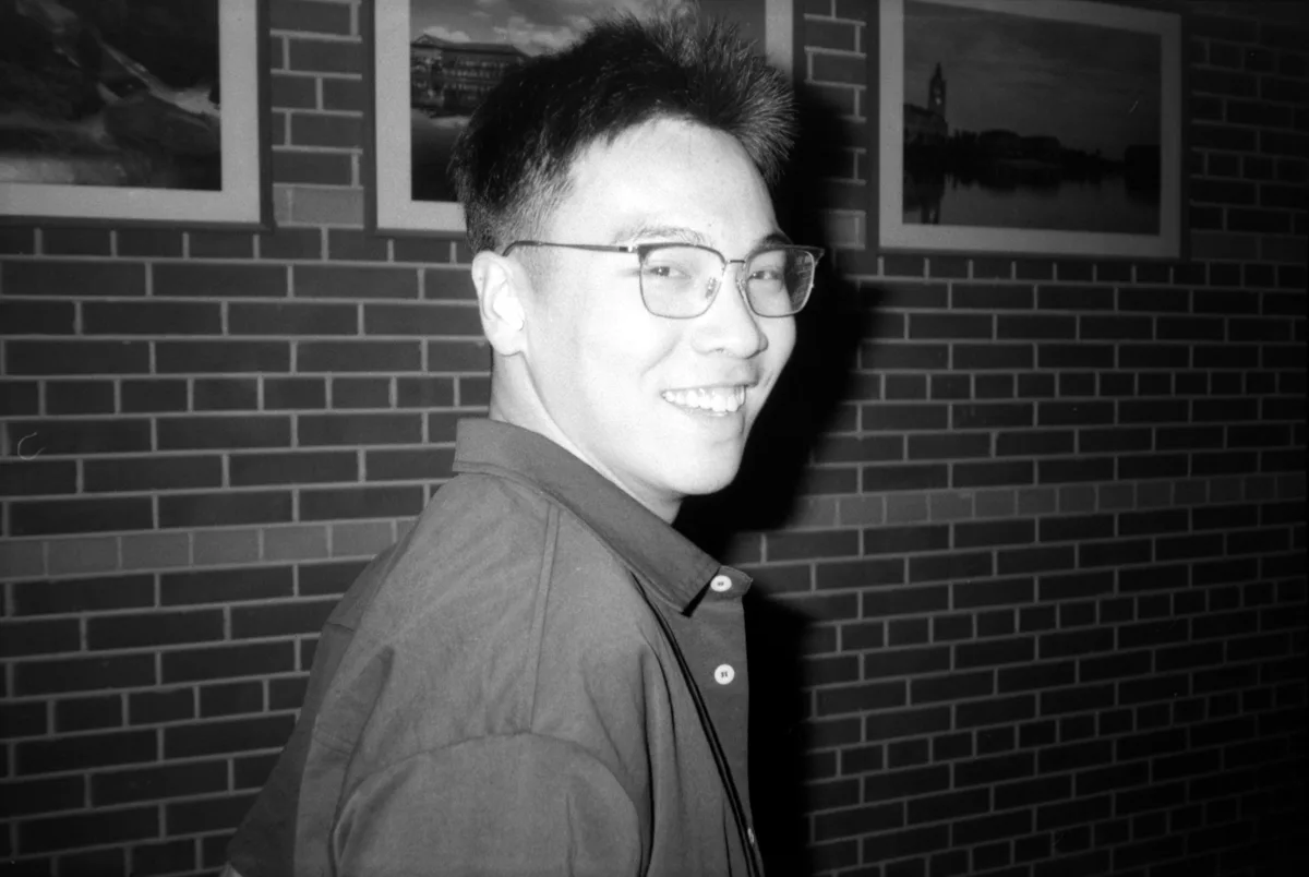 砖墙前回头的同学