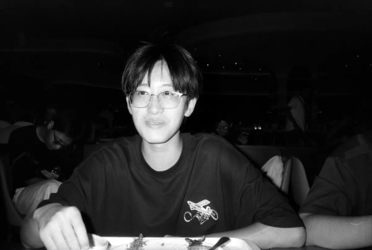 夜色中坐在桌前的同学