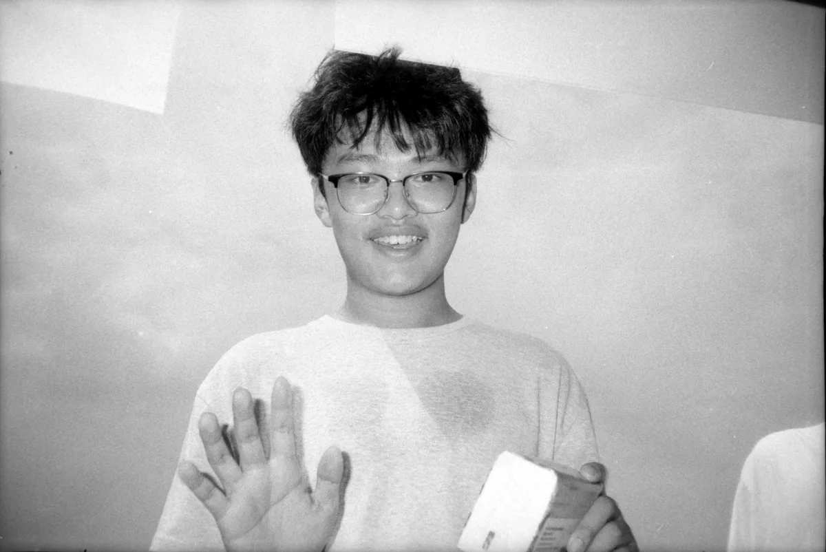 举手面对镜头的同学