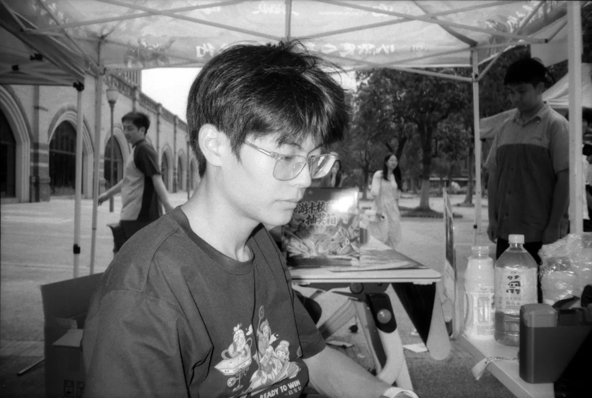 帐篷下低头的同学