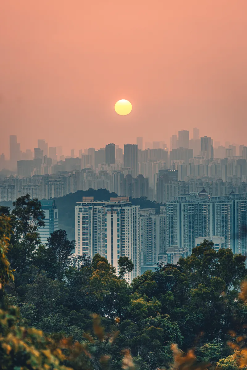 橙色落日悬在城市楼群上方