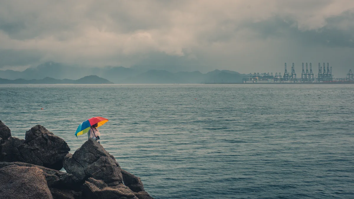海边礁石上的彩色雨伞
