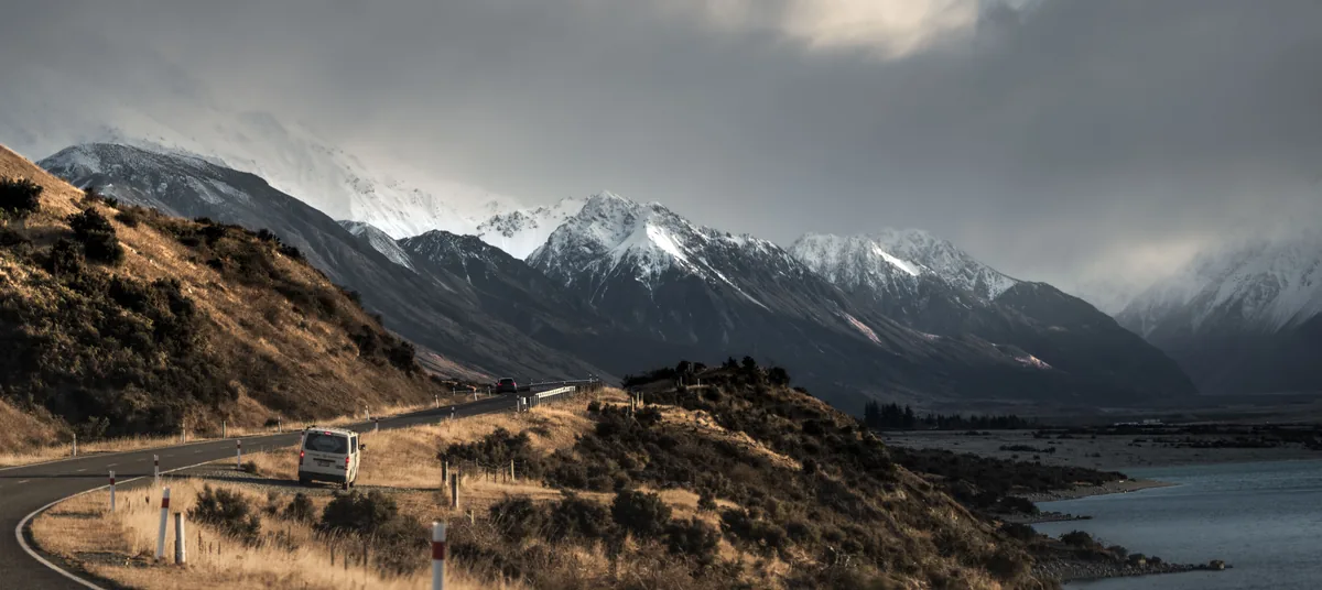 公路沿湖岸伸向雪山