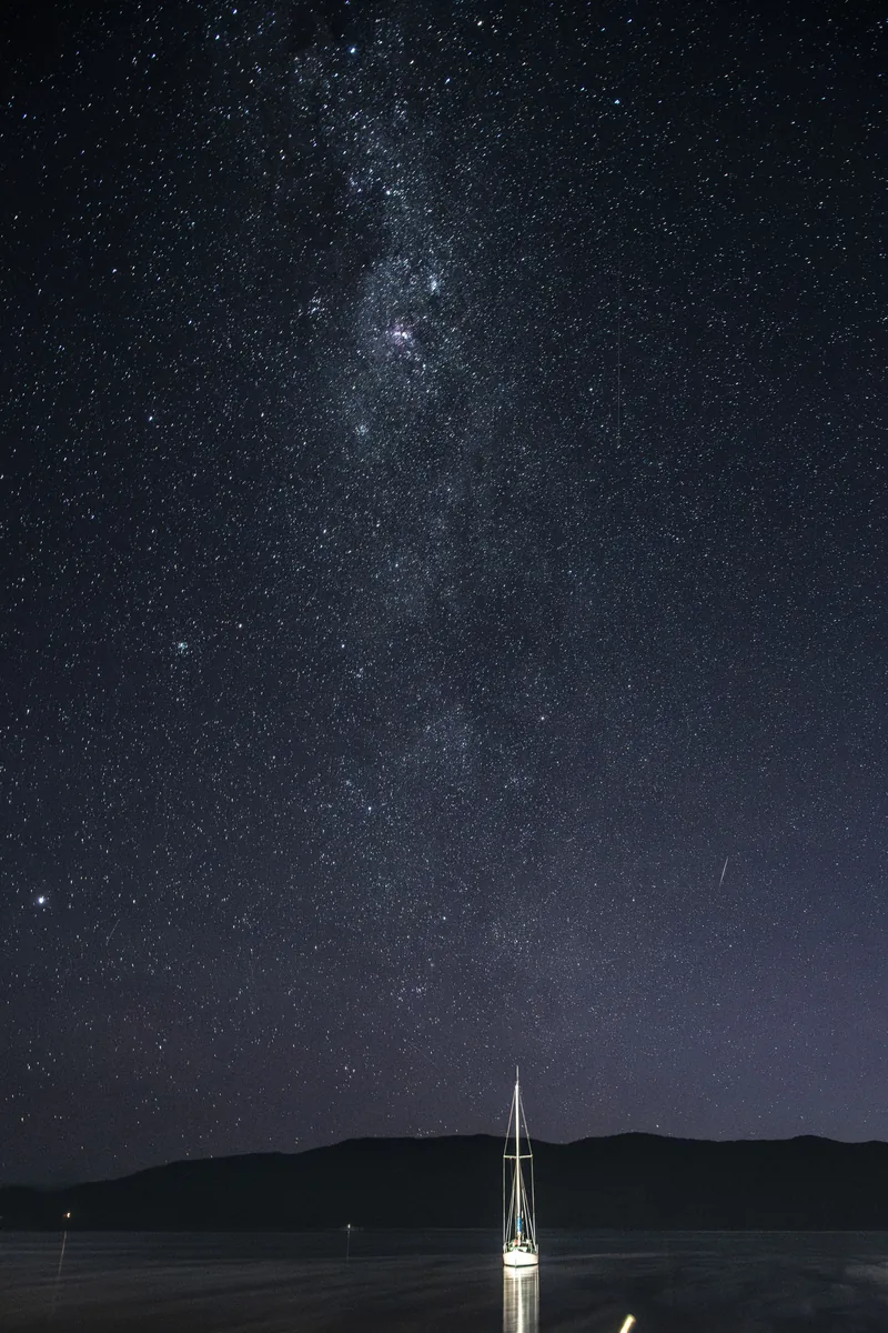 星空与银河下的一束灯光