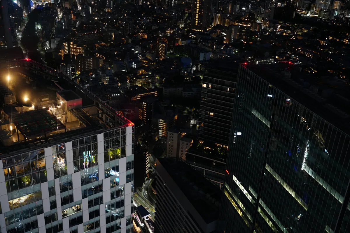 高处俯瞰夜间城市中的楼宇与车流