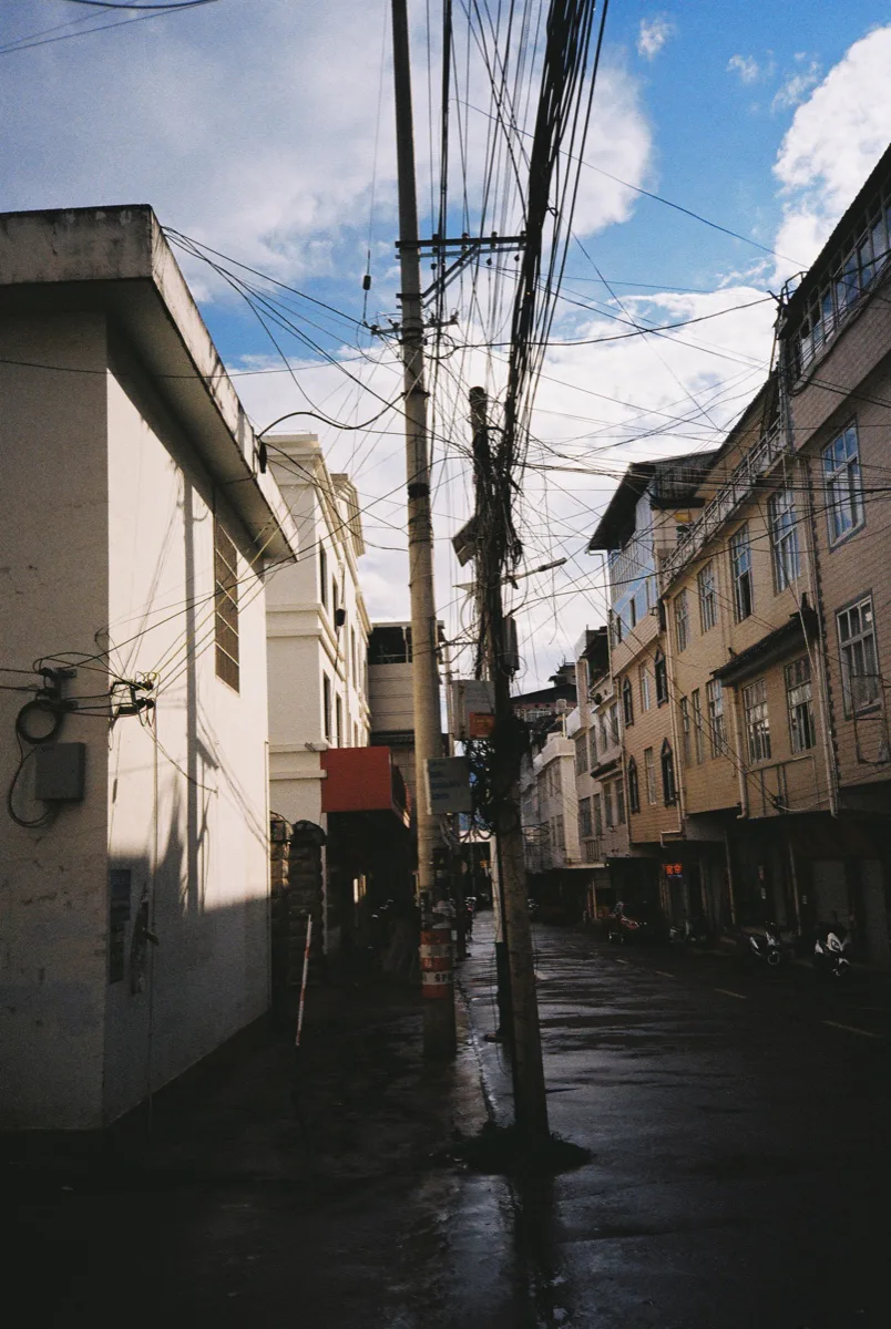密集电线穿过狭窄住宅巷道的上空