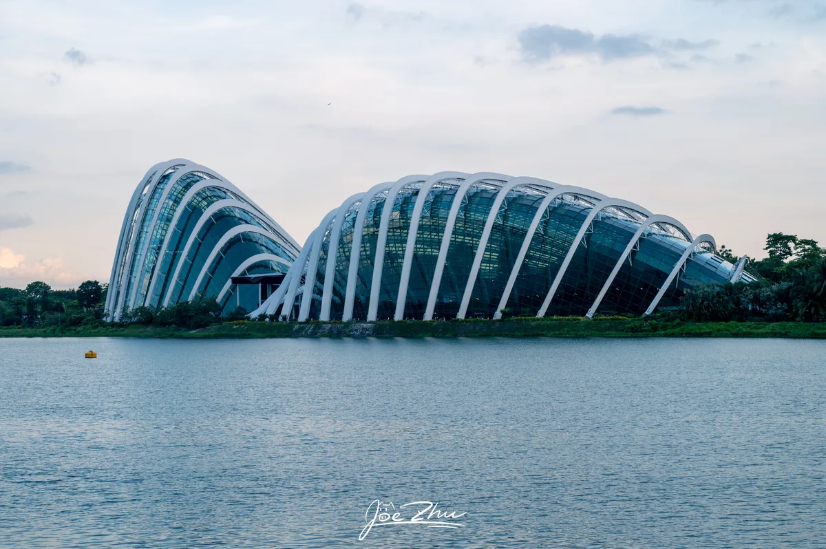 水岸边的弧形玻璃建筑
