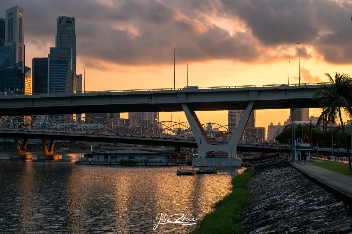 夕阳下跨过河面的高架桥