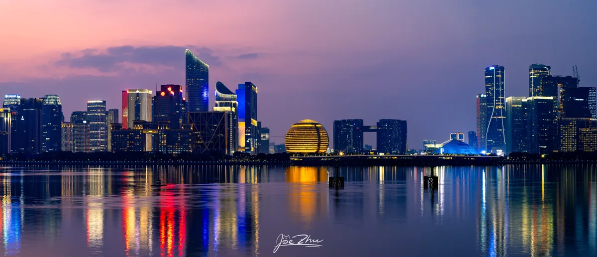 城市夜景映在平静湖面