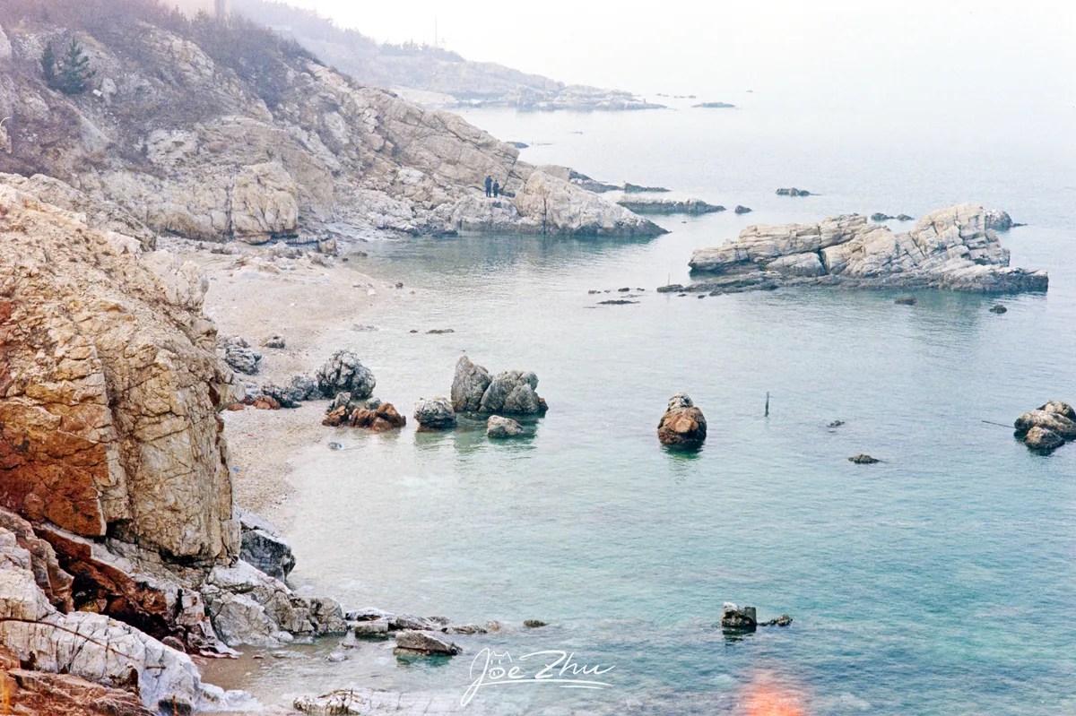 浅色岩石围成的平静海湾