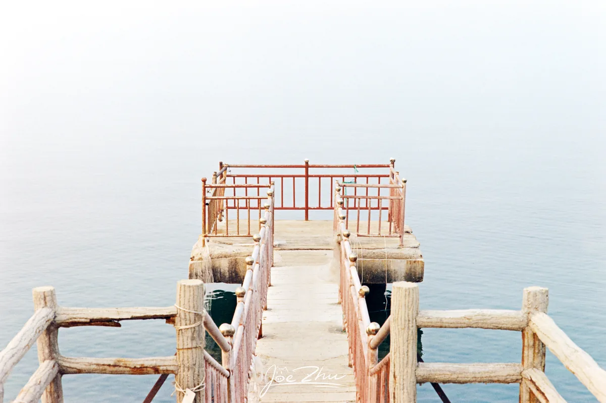 伸向雾色海面的石质栈道