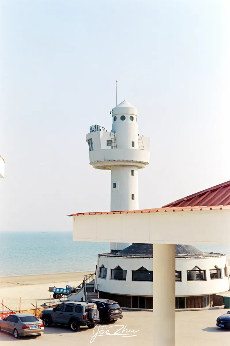 浅色建筑旁的白色塔楼