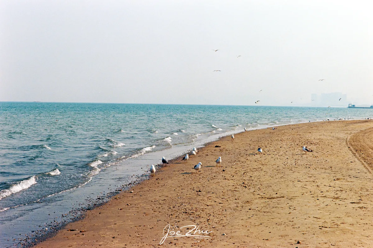 海浪边伸展的金色沙滩