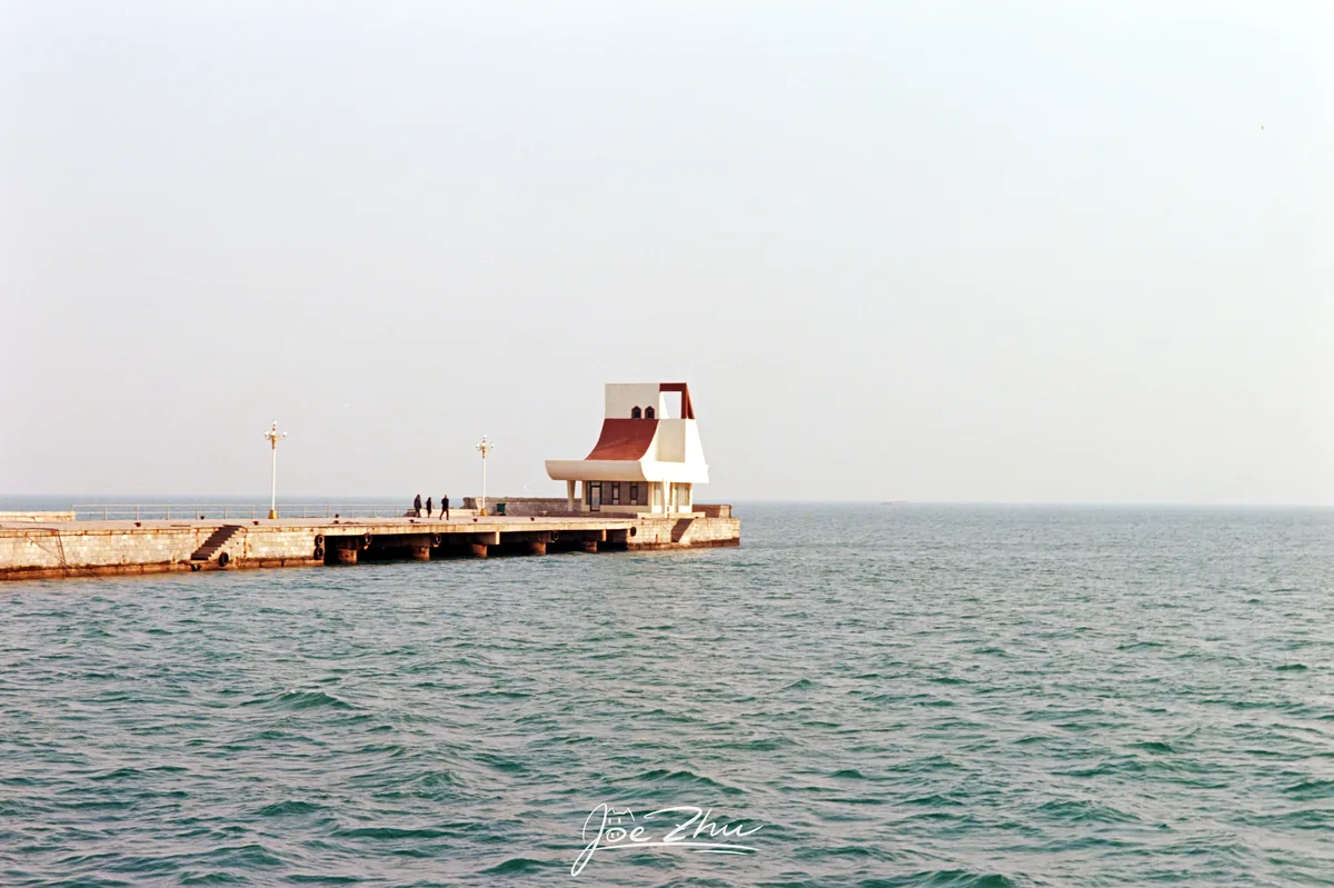 海中栈桥尽头的小建筑
