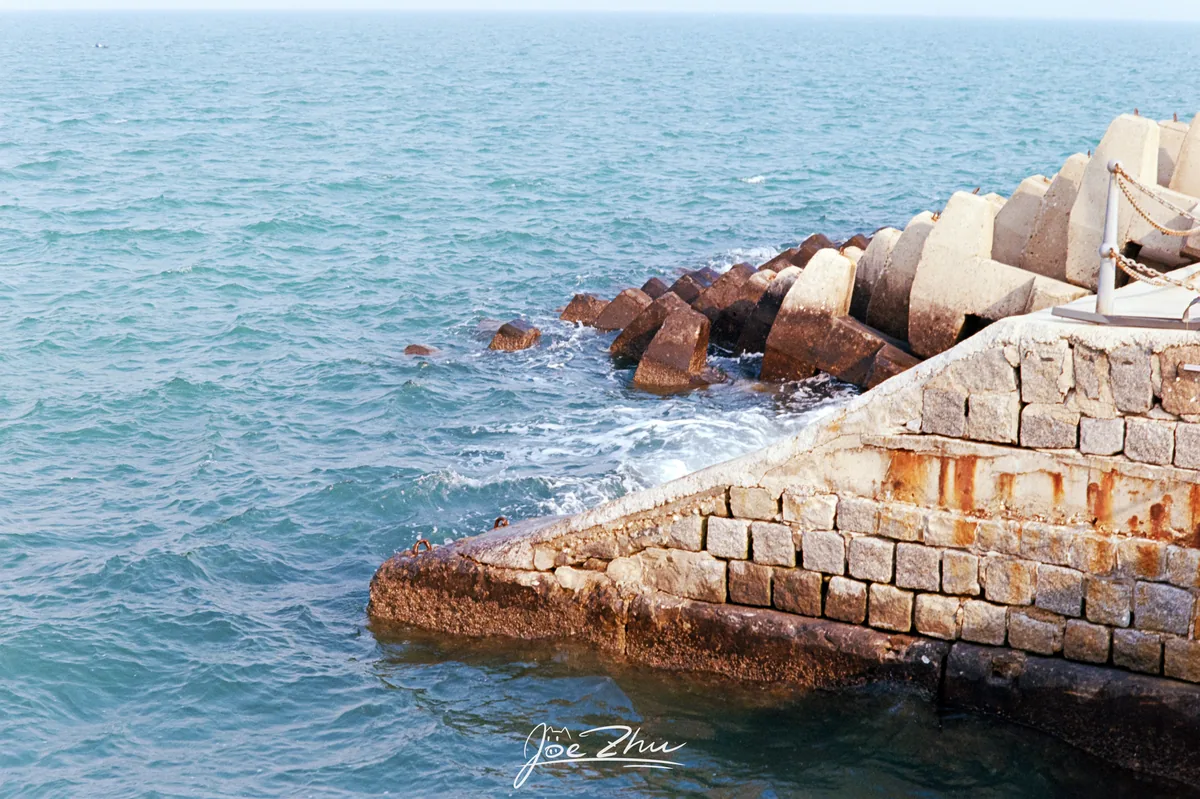 海水旁层叠的石砌岸墙