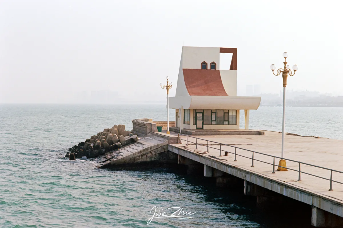 海中栈桥尽头的几何建筑