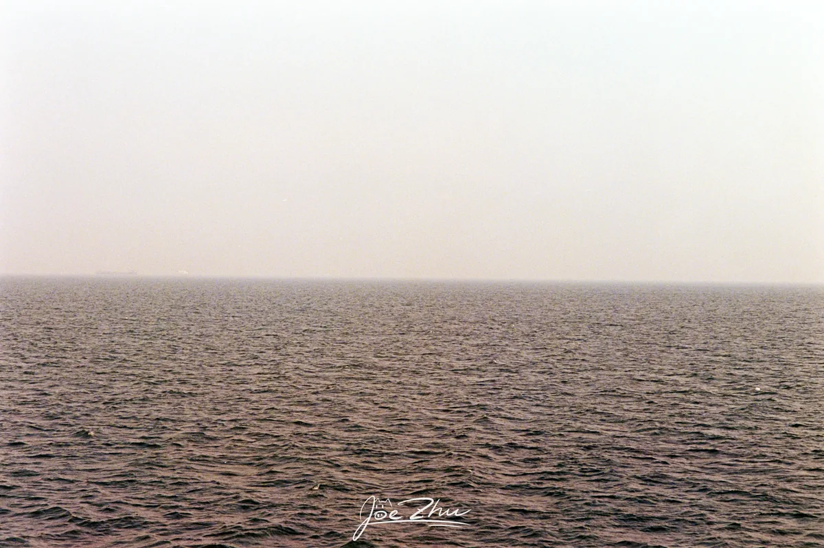 浅色天空下的平静海平线