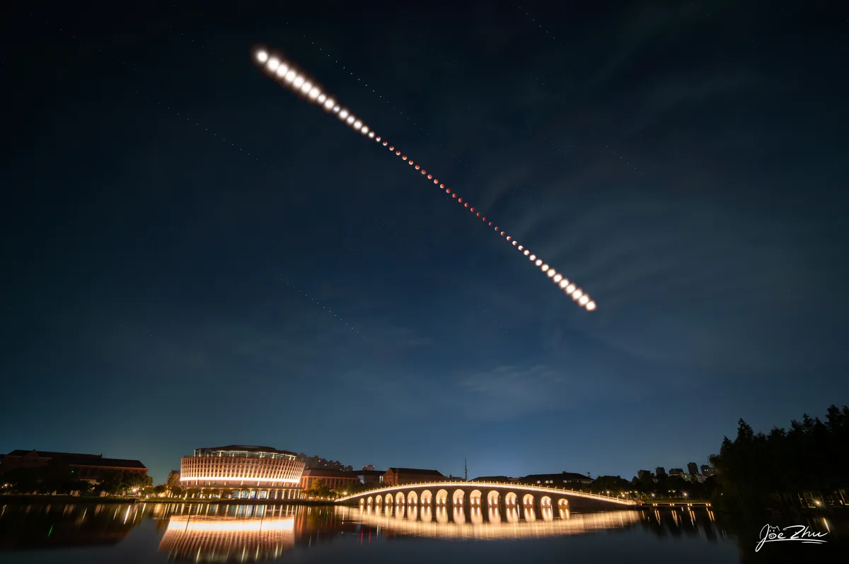 夜空中的亮线与灯光建筑