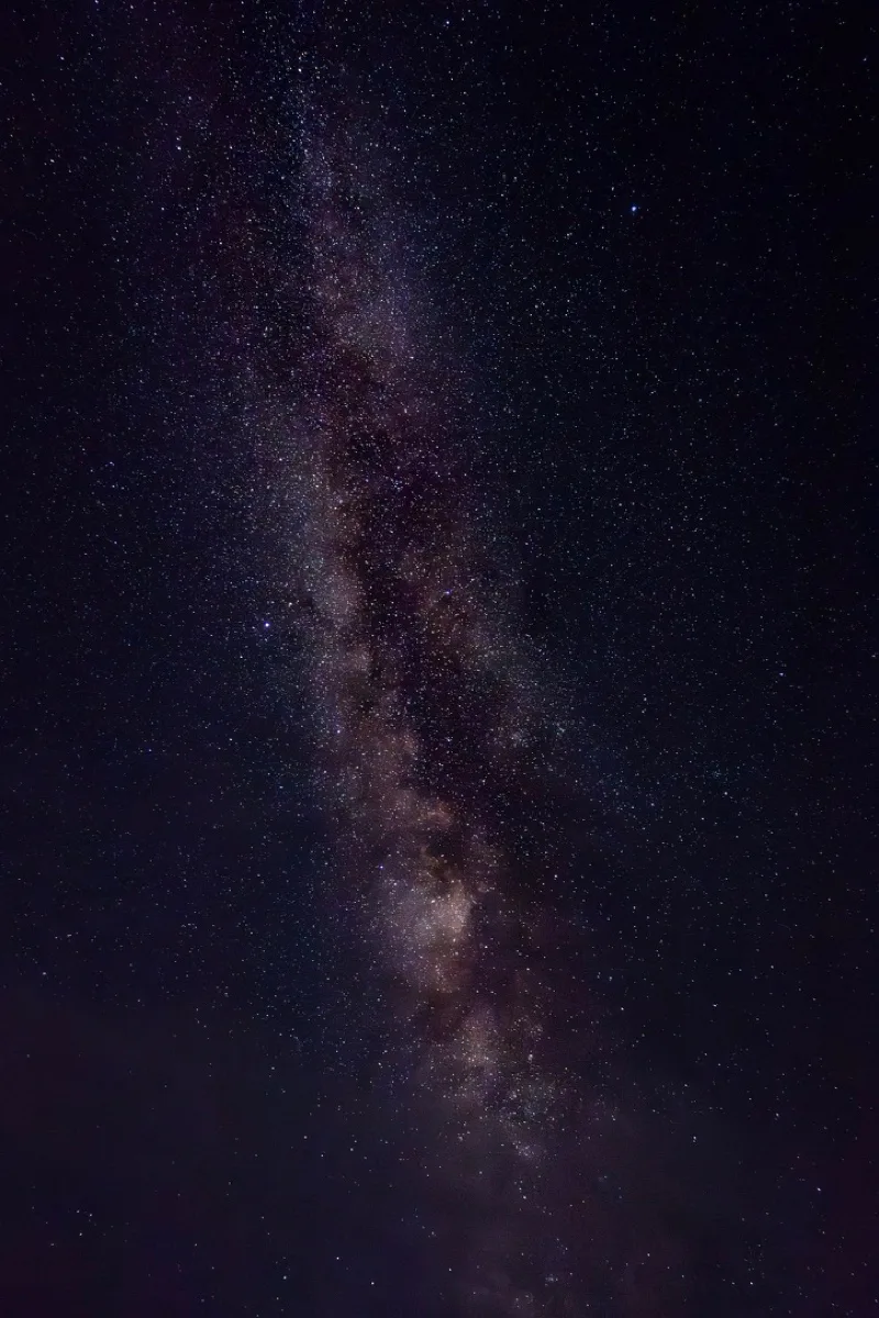 繁密星空中银河自画面纵向延伸