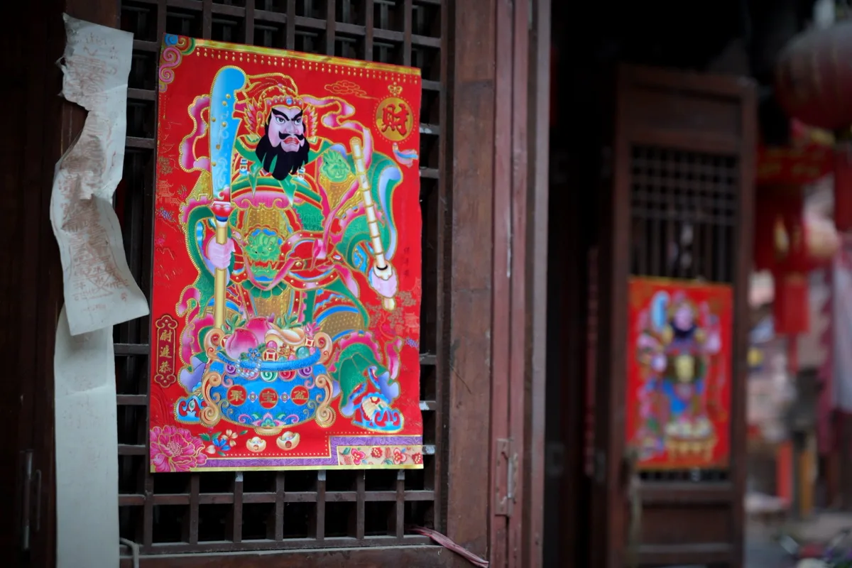 门扇上的彩色门神年画从暗处显现