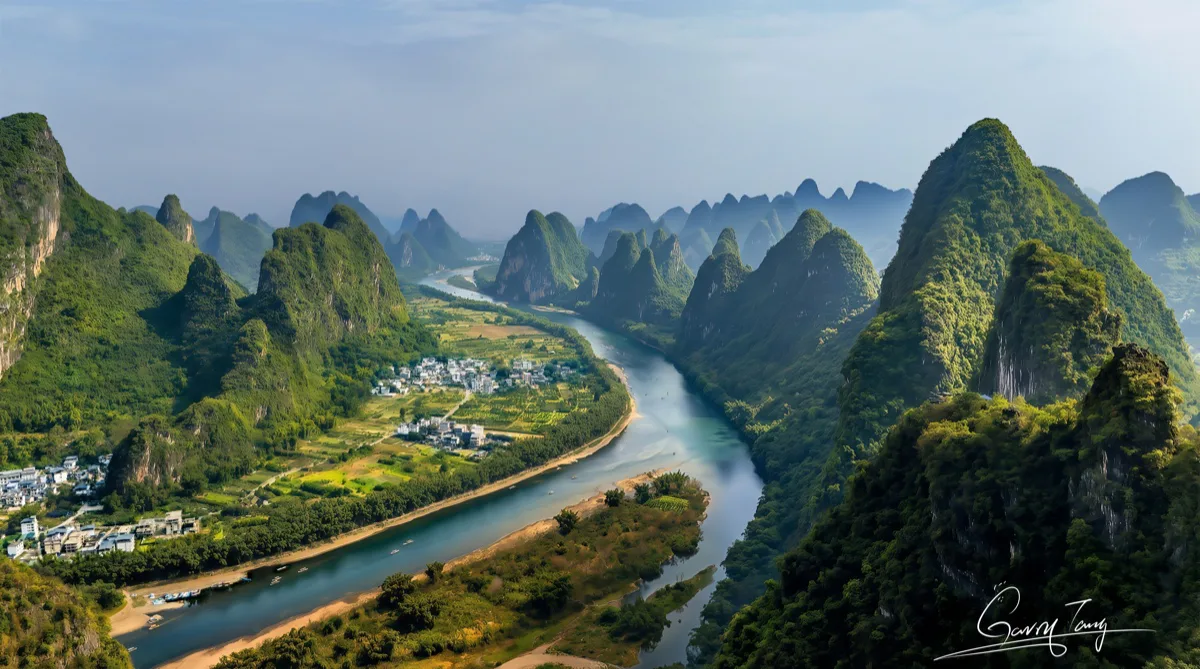 河流在层叠喀斯特山峰之间转弯