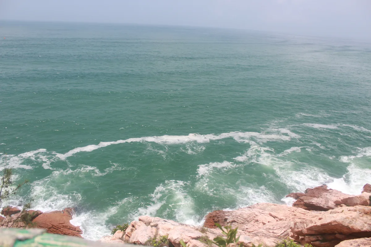 绿色海浪拍打浅色礁石