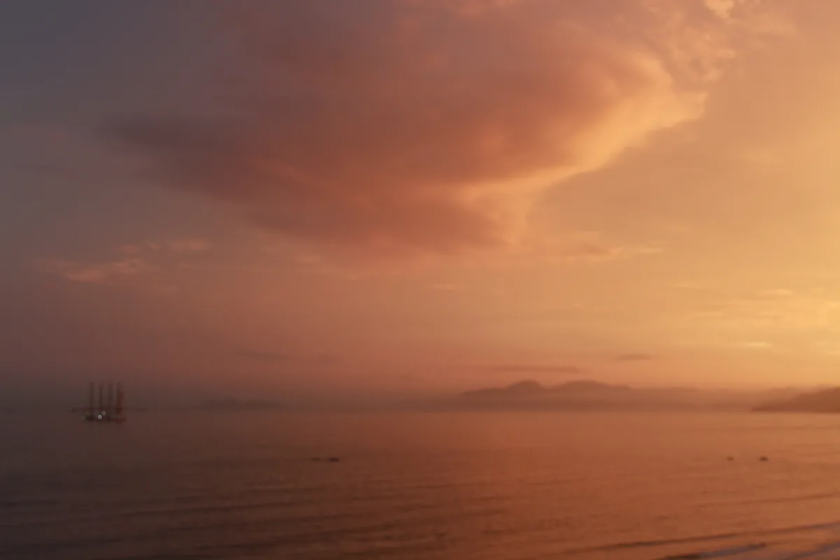 橙色晚霞笼罩平静海面