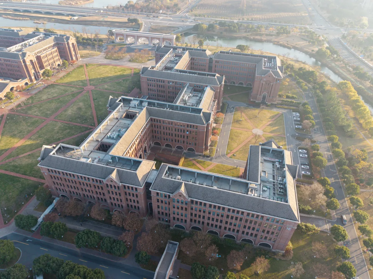 高空俯瞰方形校园建筑围合的中央庭院