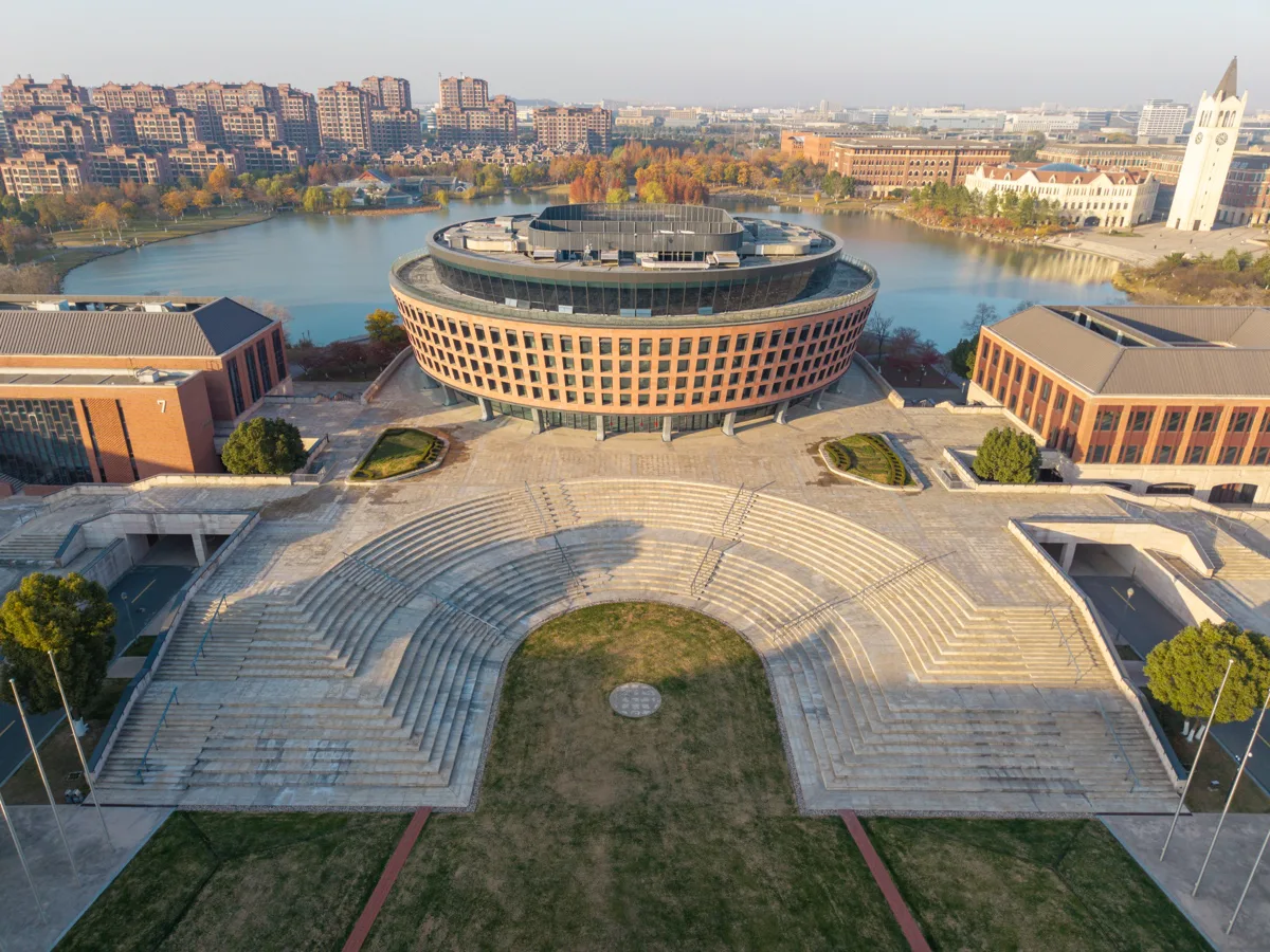 正面航拍圆形图书馆与开阔的阶梯广场