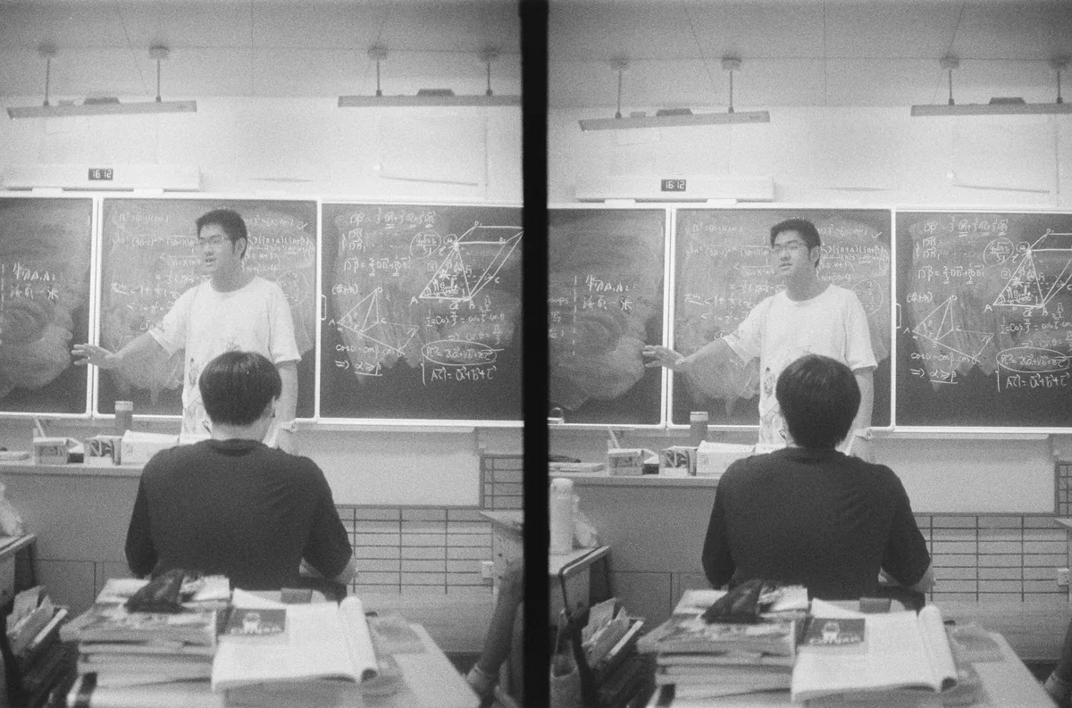 两幅并列的黑白画面记录黑板前的师生