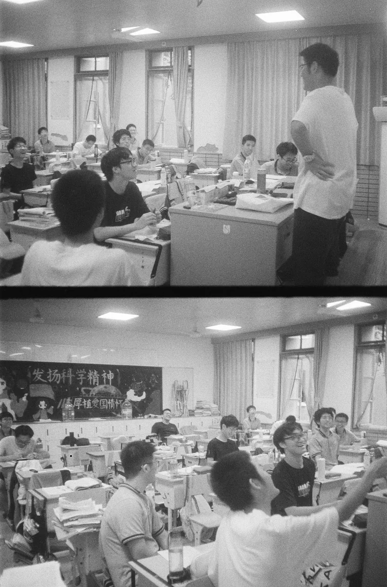 上下两幅黑白画面记录教室内的学生
