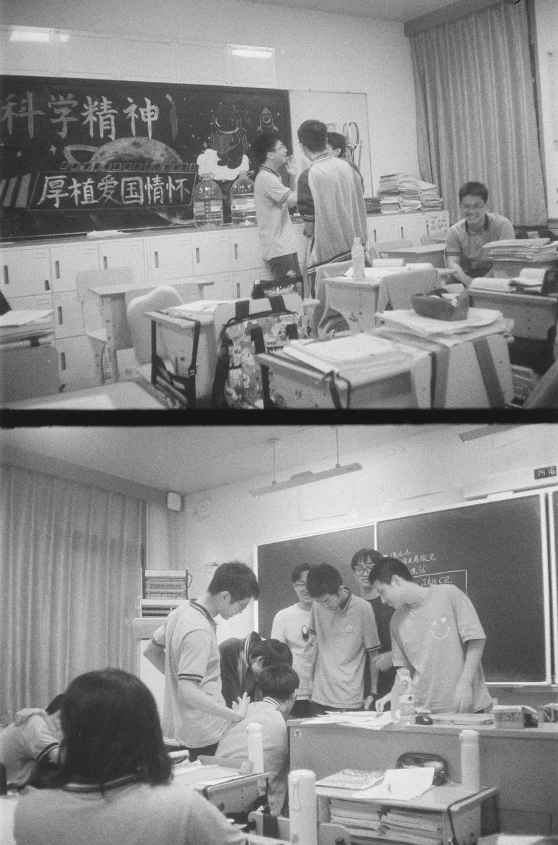 上下两幅画面记录黑板与课桌之间的课堂场景