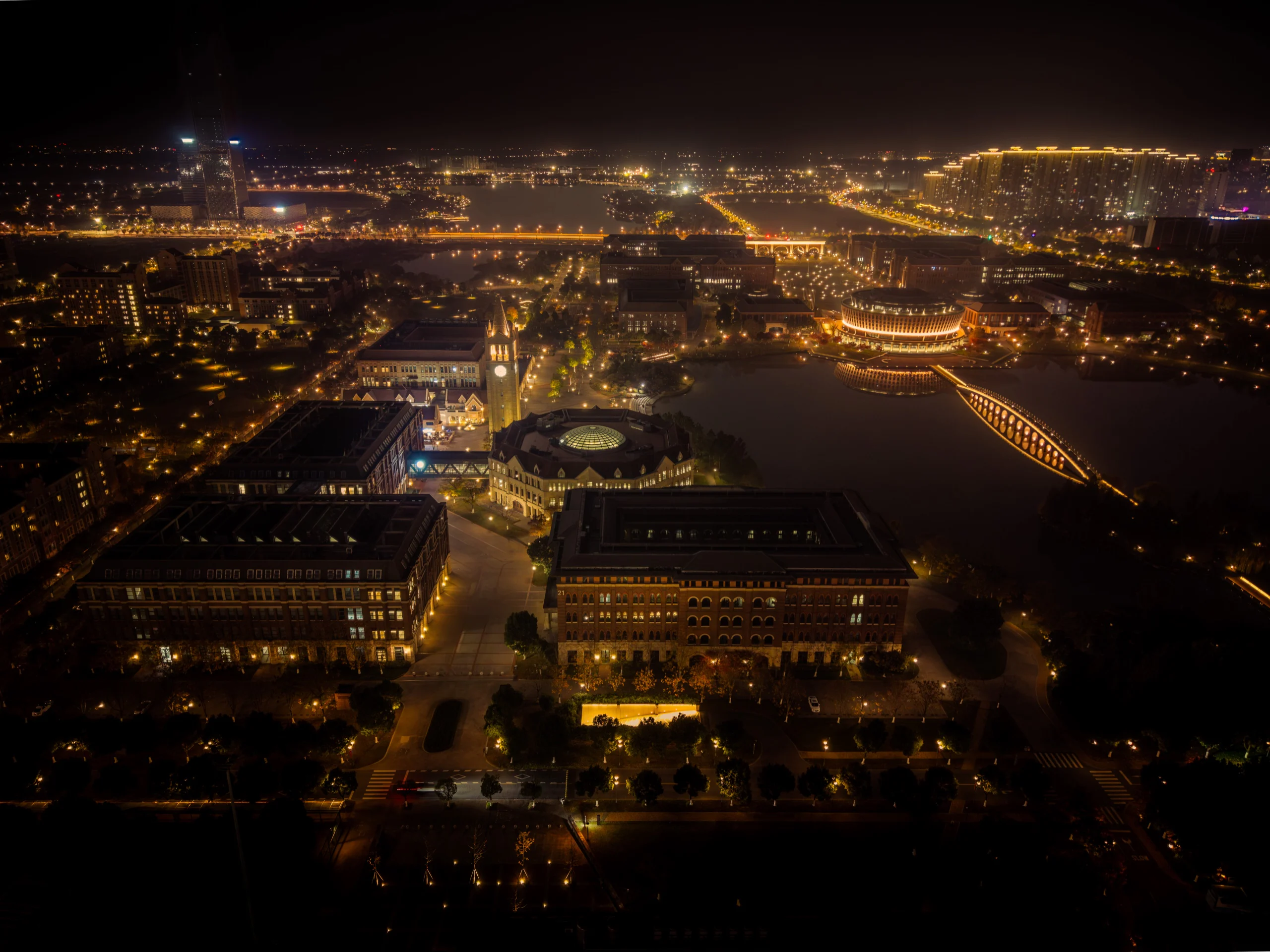 夜色中亮起球场灯光的海宁国际校区航拍全景
